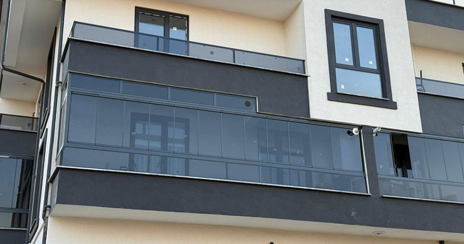 Gebze Küpeşte ve Korkuluk Sistemleri – Güvenliği Estetikle Buluşturan Çözümler | ÖZGENÇ PVC Doğrama